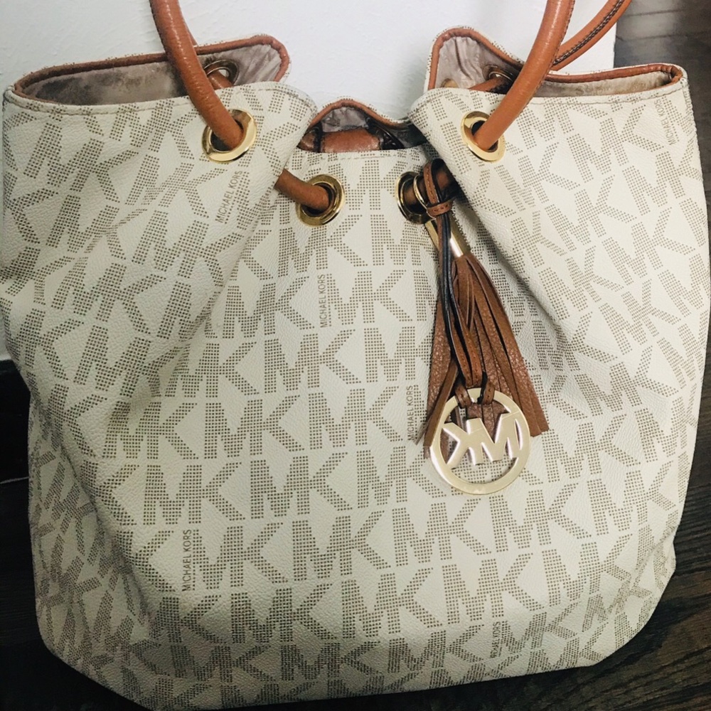 Designer purse! You are going to ❤️ it!